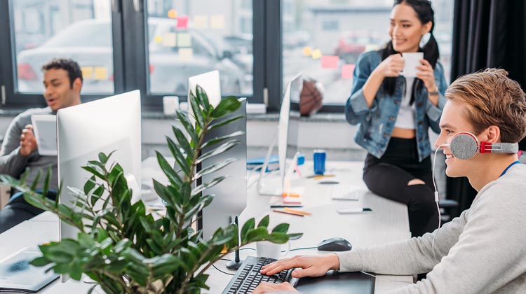 integrare la felicità nelle strategie aziendali, team felice al lavoro